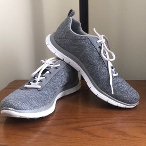 Skechers lightweight flex sole sneakers